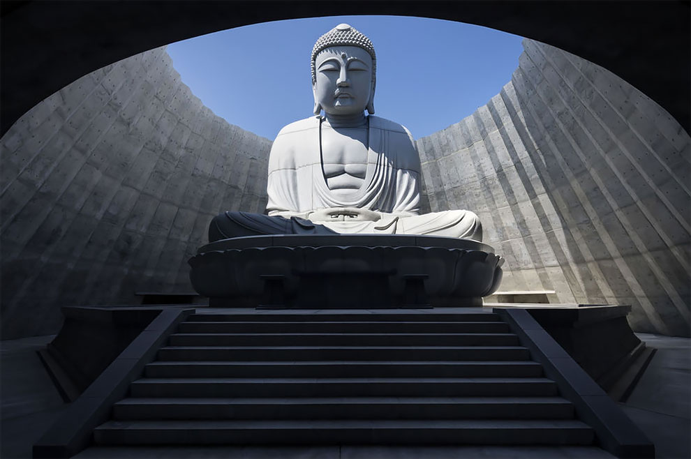 Архитектор Тадао Андо обволакивает гигантскую статую Будды в храме на лавандовой горе