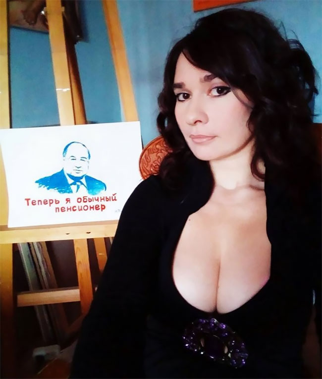 Художница из России, которая рисует портреты своим бюстом