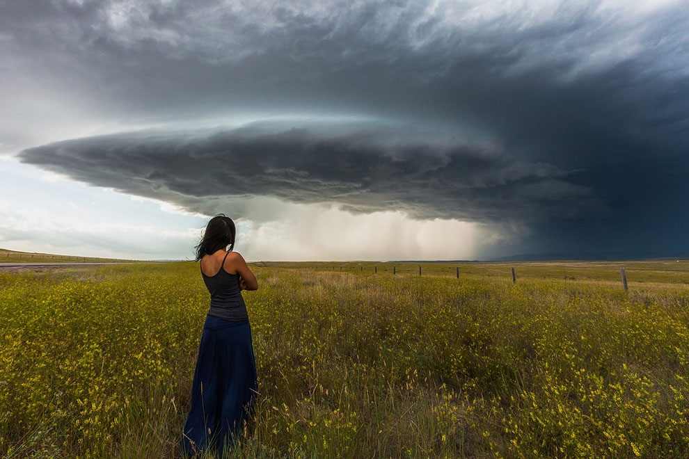 Девушка наедине со штормом
