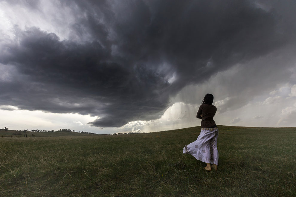 Девушка наедине со штормом