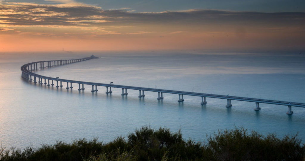 В Китае открывается самый длинный морской мост в мире, стали в котором хватило бы на 60 Эйфелевых башен
