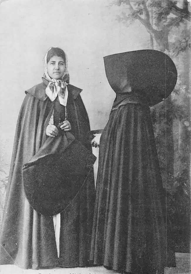 Старинные снимки португальских женщин в капюшонах с Азорских  островов