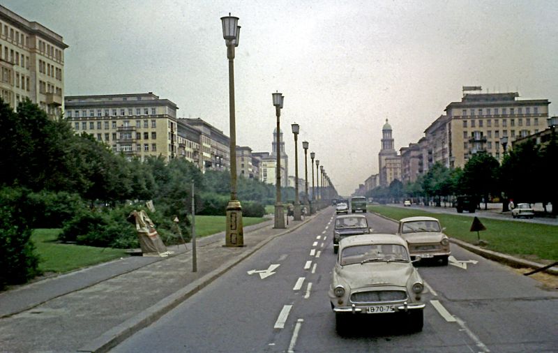 Цветные фотографии улиц восточного Берлина в 1969 году