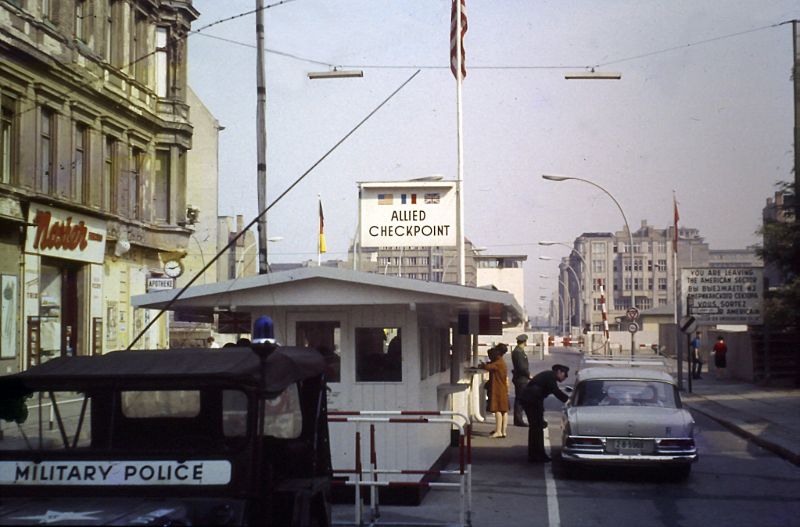 Цветные фотографии улиц восточного Берлина в 1969 году