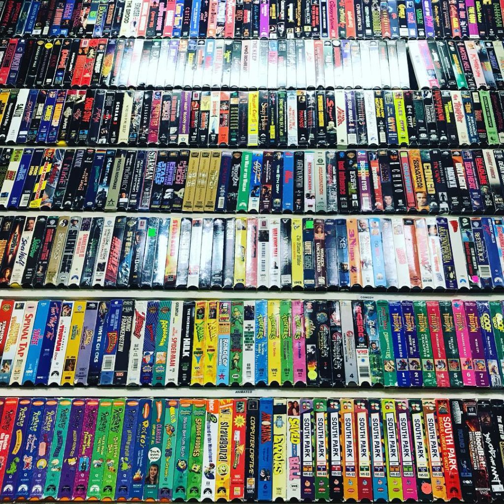 Коллекция VHS кассет, возвращение в 90-е