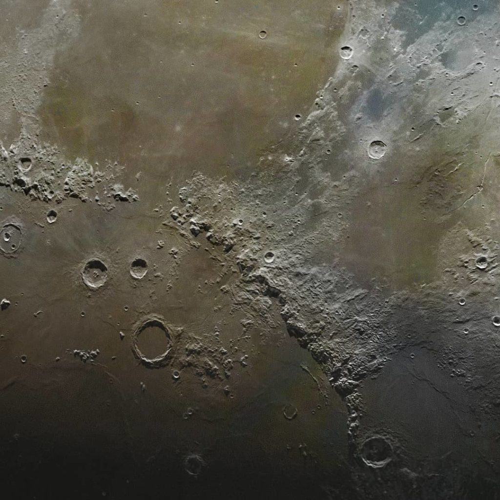 Изображение Луны составленное из 100 000 отдельных фотографий