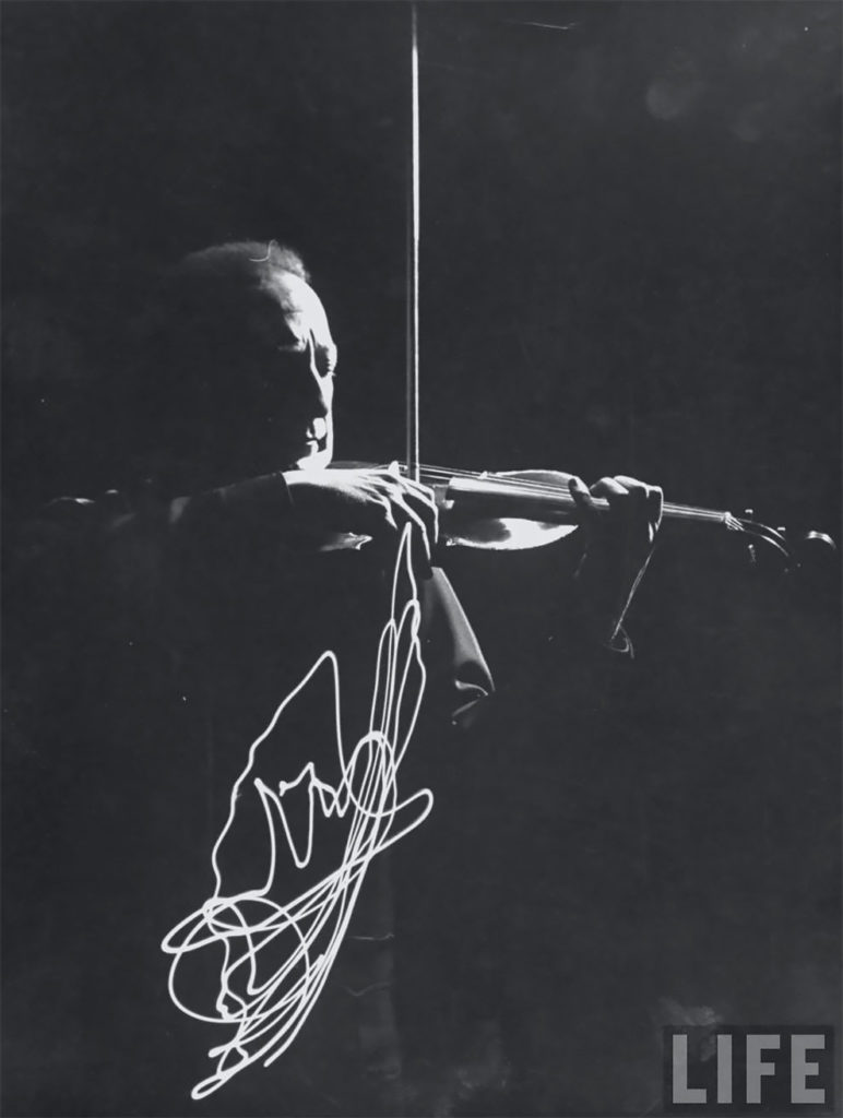 Невероятные фотографии скрипача Яши Хейфца показывающие траекторию движения смычка в 1952 году