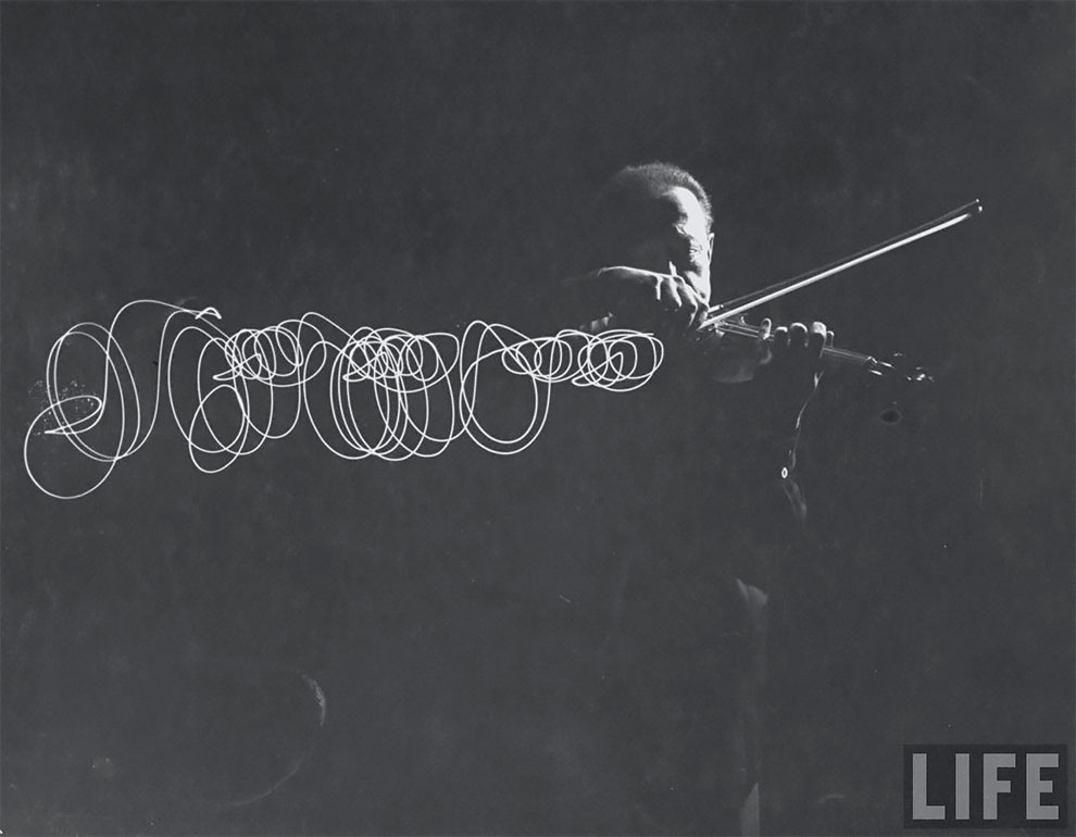 Невероятные фотографии скрипача Яши Хейфца показывающие траекторию движения смычка в 1952 году