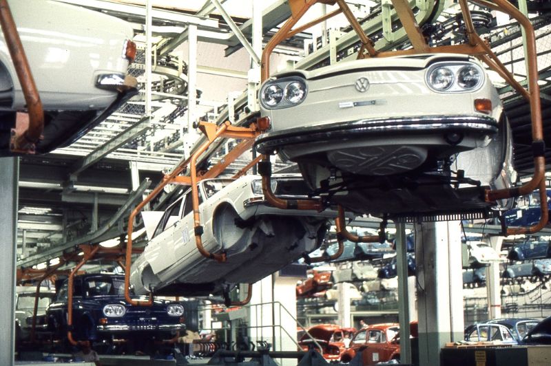 Цветные фотографии на заводе Volkswagen в Вольфсбурге в 1970 году