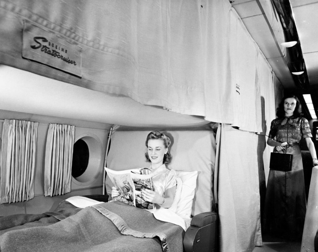Внутри самолета Boeing 377 Stratocruiser 1947 года, «самого большого и быстрого самолета в коммерческой эксплуатации»