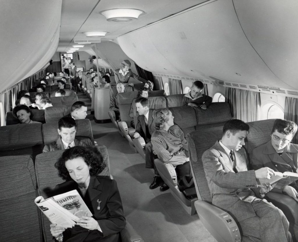 Внутри самолета Boeing 377 Stratocruiser 1947 года, «самого большого и быстрого самолета в коммерческой эксплуатации»