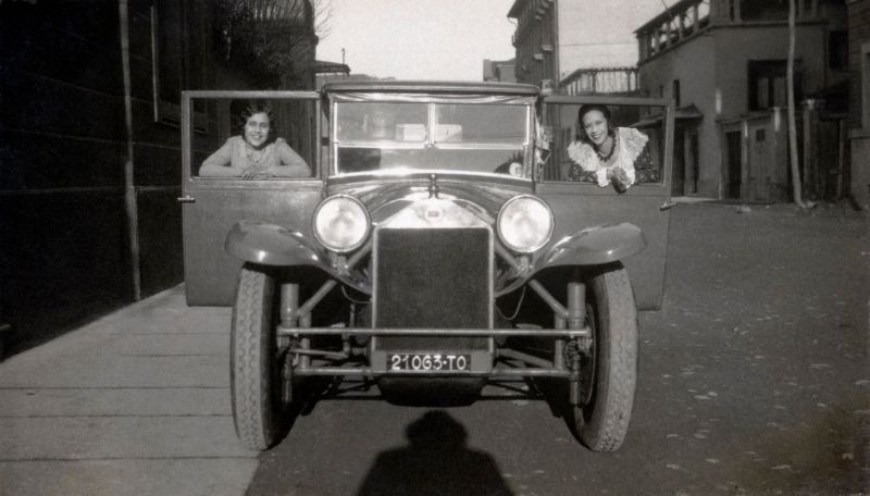 20 фотографий людей, позирующих у автомобилей Lancia в 1920-1960-ые годы