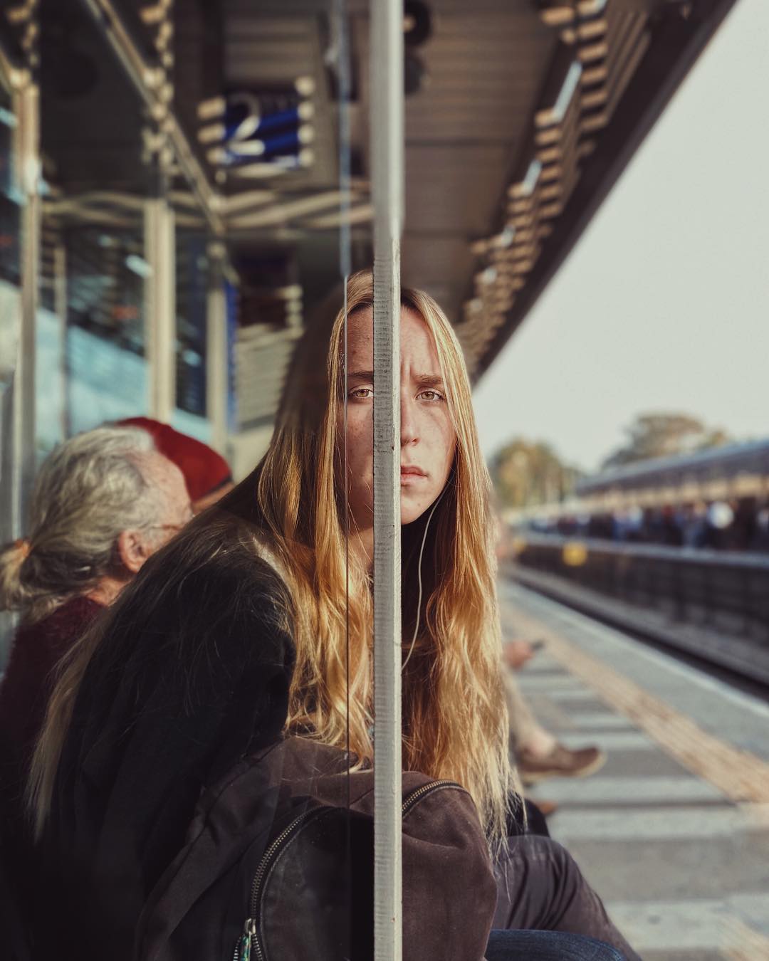 Женщина использует свой iPhone, чтобы снимать портреты незнакомцев по дороге на работу