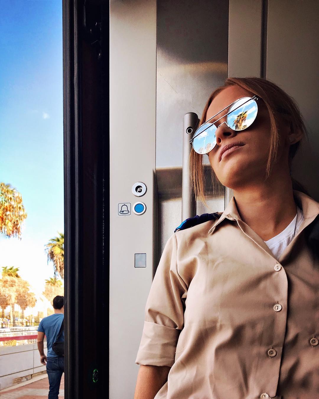 Женщина использует свой iPhone, чтобы снимать портреты незнакомцев по дороге на работу
