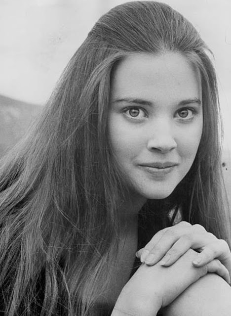 Красивая фотосессия Линн Фредерик на съемках фильма «Без травы» (1970)