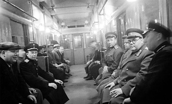 Как люди жили и работали в московском метро, когда город ждал немцев