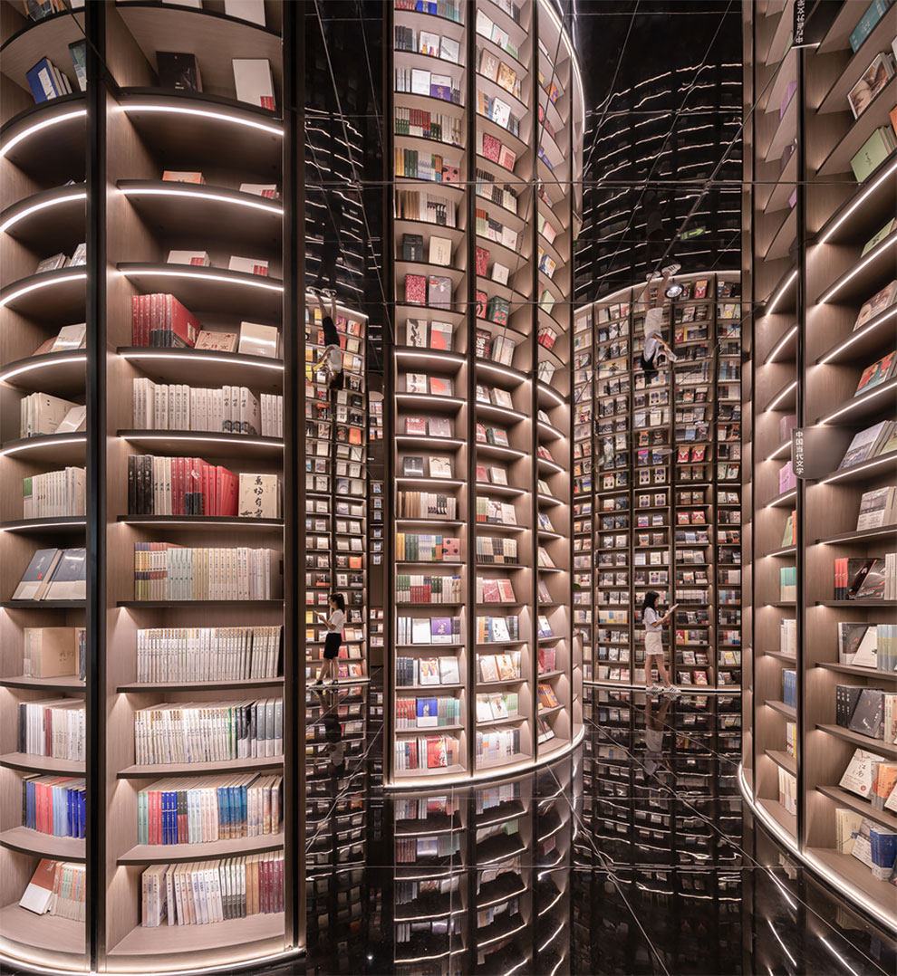 Зеркальный потолок делает книжный магазин похожим на бесконечную библиотеку