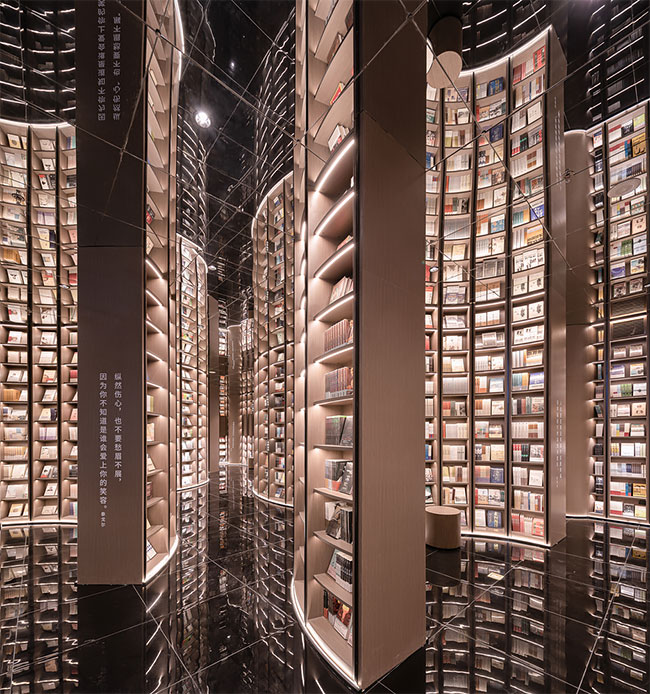 Зеркальный потолок делает книжный магазин похожим на бесконечную библиотеку