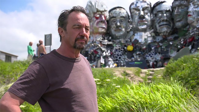 Художник сделал гигантскую скульптуру лидеров G-7 из электронных отходов