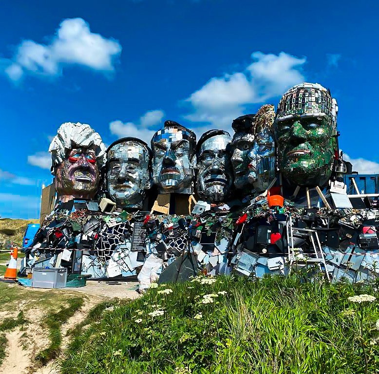 Художник сделал гигантскую скульптуру лидеров G-7 из электронных отходов