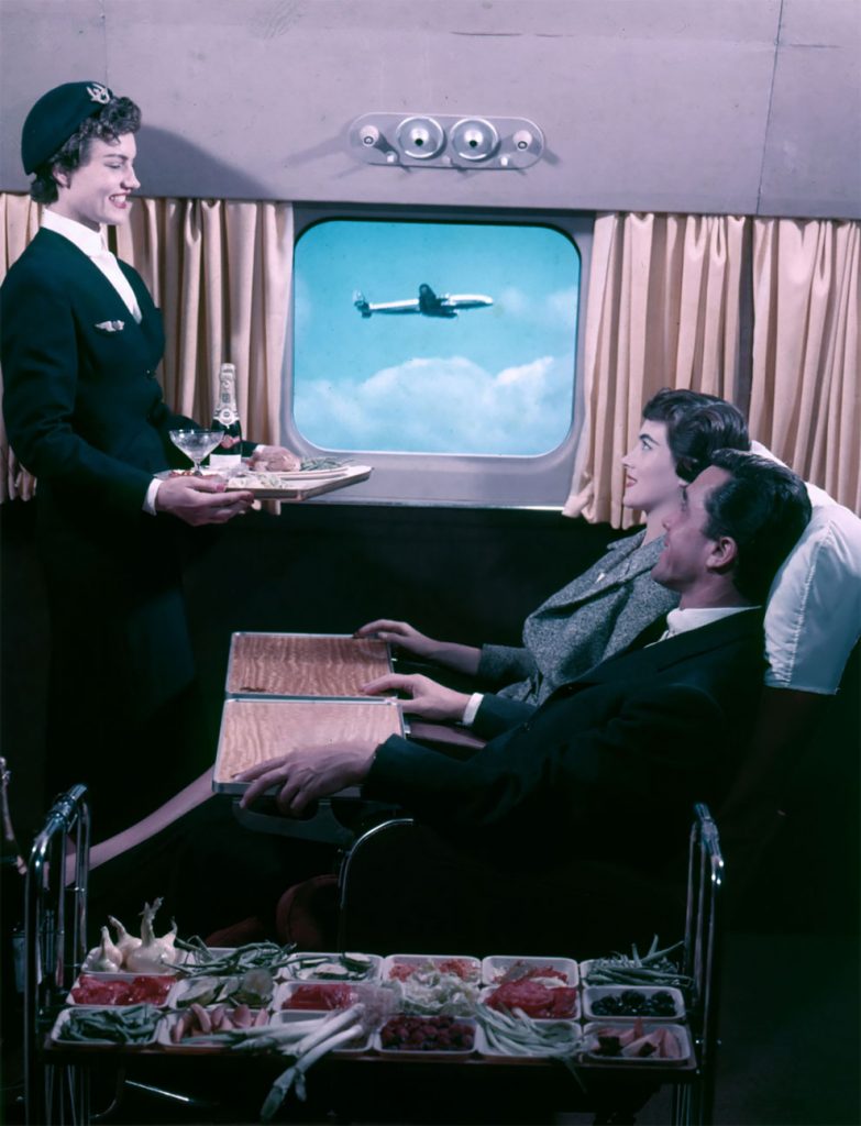Завтрак в постели: необычные цветные фотографии первого класса авиакомпании Air France 1950-х годов