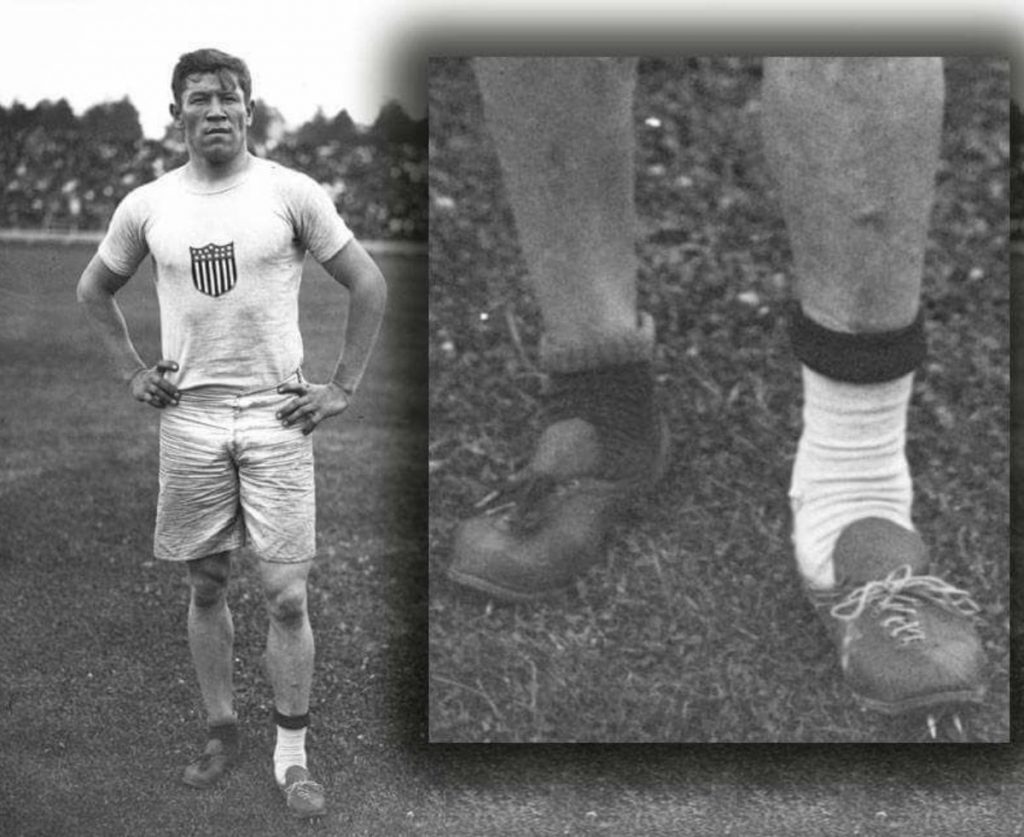 На Олимпийских играх 1912 года коренной американец Джим Торп выиграл две золотые медали за туфли, которые кто-то выбросил в мусор