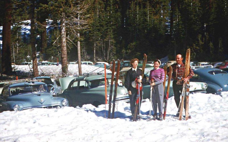 Винтажные фотографии автомобилей в зимнее время 1950-х и 60-х годах