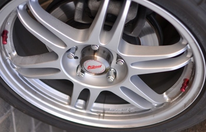 Для чего у некоторых автомобильных колес есть сразу два ниппеля?