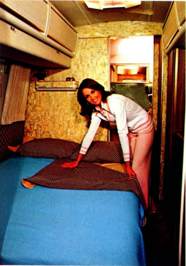 Внутри трейлера Airstream 1970-х годов