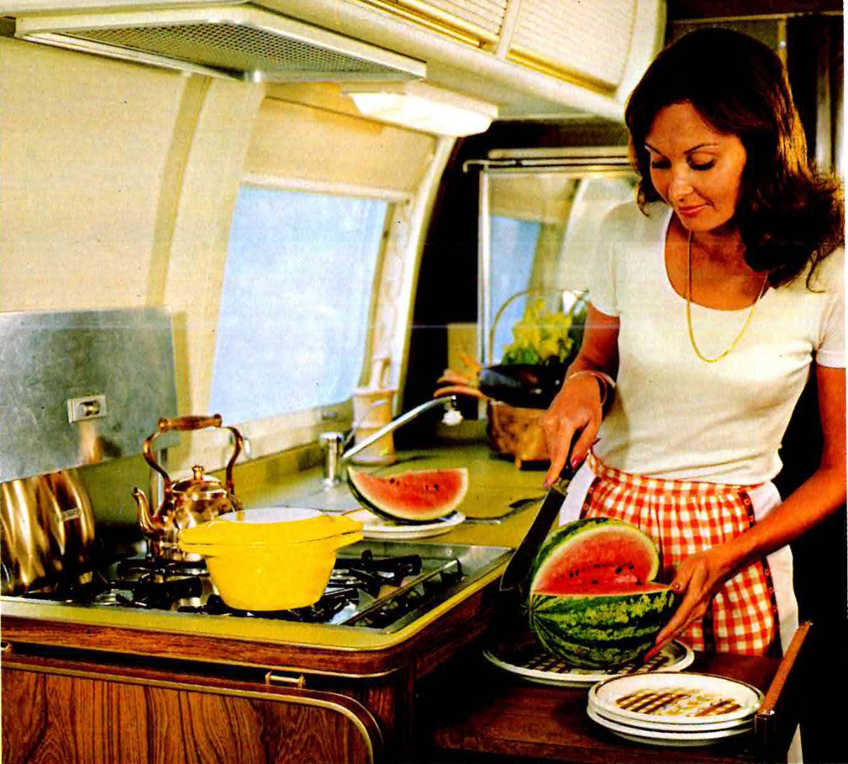 Внутри трейлера Airstream 1970-х годов