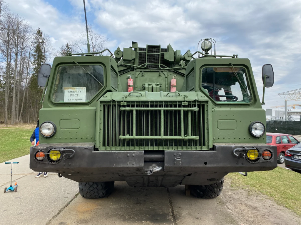 Внутри секретного автомобиля связи РВСН на базе МАЗ-543