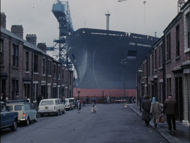 Потрясающие виды на строящийся танкер Эссо Нортумбрия в Уоллсенде, Великобритания, 1969 год