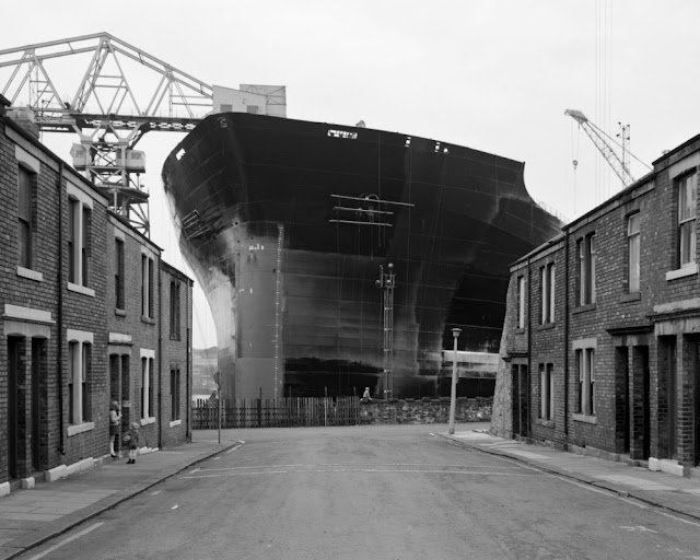 Потрясающие виды на строящийся танкер Эссо Нортумбрия в Уоллсенде, Великобритания, 1969 год
