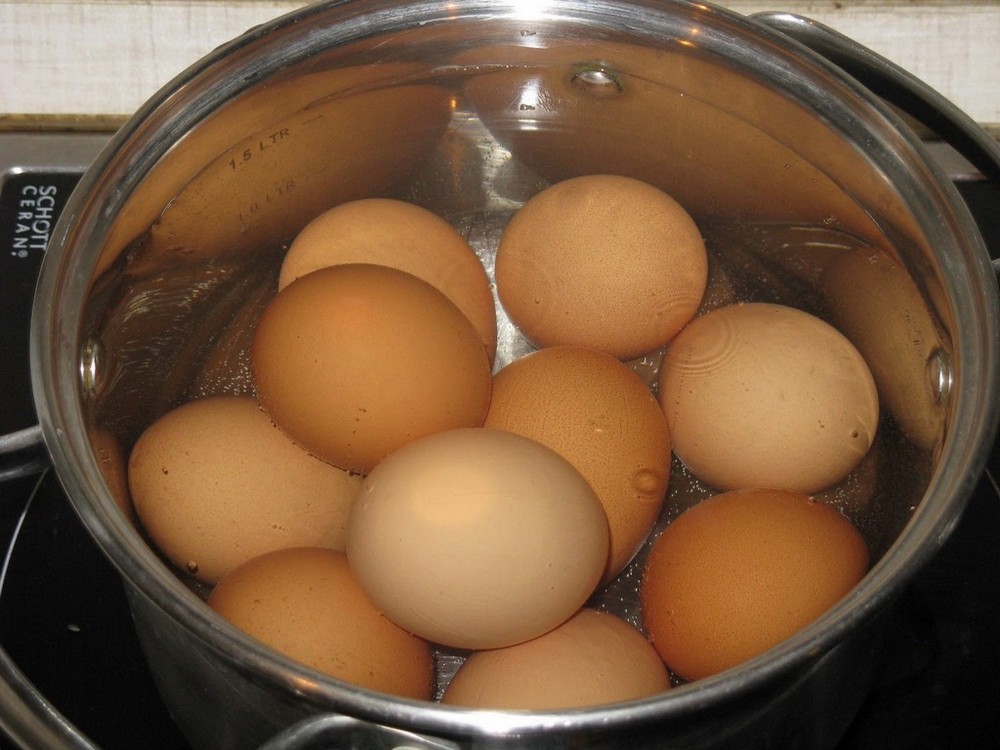 Не спешите выливать воду, в которой варились яйца – она вам еще пригодится
