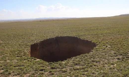 Огромные ямы на полях в Турции пугают фермеров