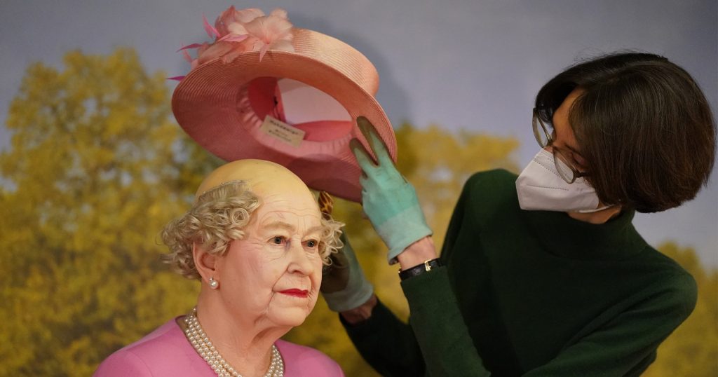 Восковая фигура королевы Елизаветы II лысая под шляпой