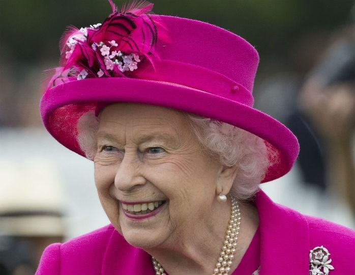 Восковая фигура королевы Елизаветы II лысая под шляпой