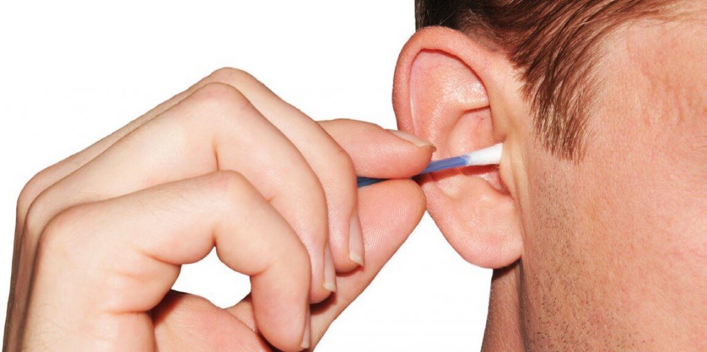 Нужно ли вычищать ушную серу из ушей?