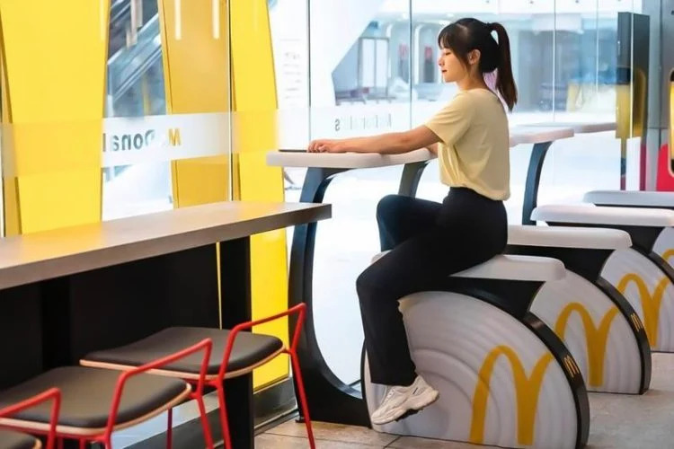 McDonald's заменяет стулья велотренажерами, чтобы Вы могли сжигать калории во время еды