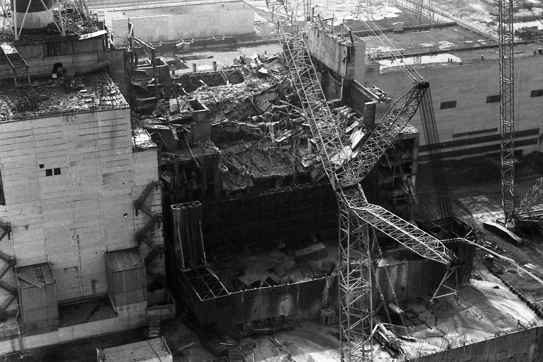 День после взрыва. Чернобыль 1986. Чернобыльская АЭС 4 энорго блок. Чернобыль 1986 взрыв. 4 Й энергоблок ЧАЭС 1986.