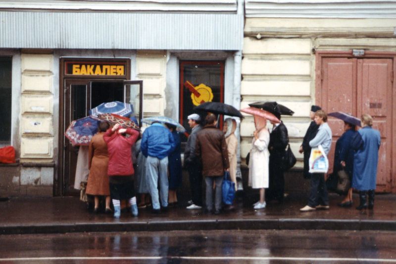 Любопытные фотографии улиц Москвы в 1990 году