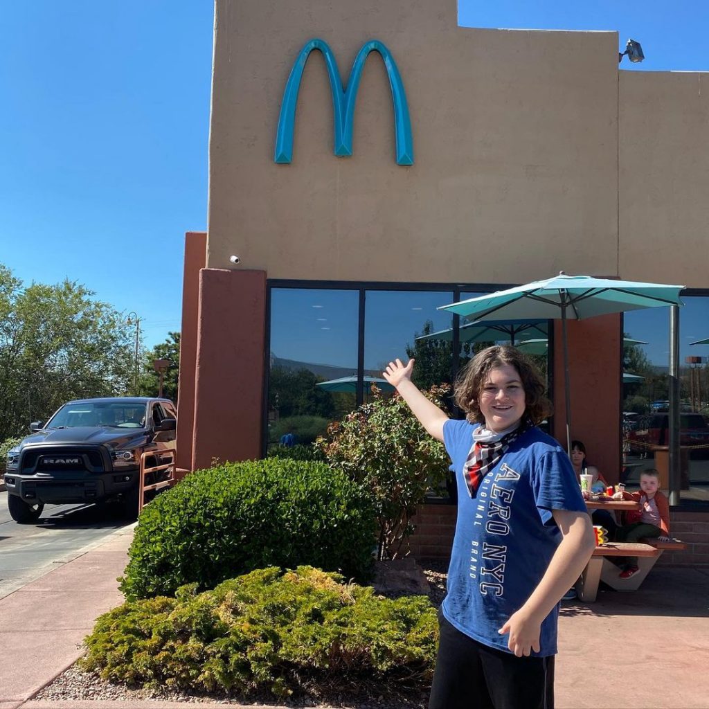 Этот Макдональдс в Аризоне — единственный в мире с бирюзовым логотипом «Золотые арки»