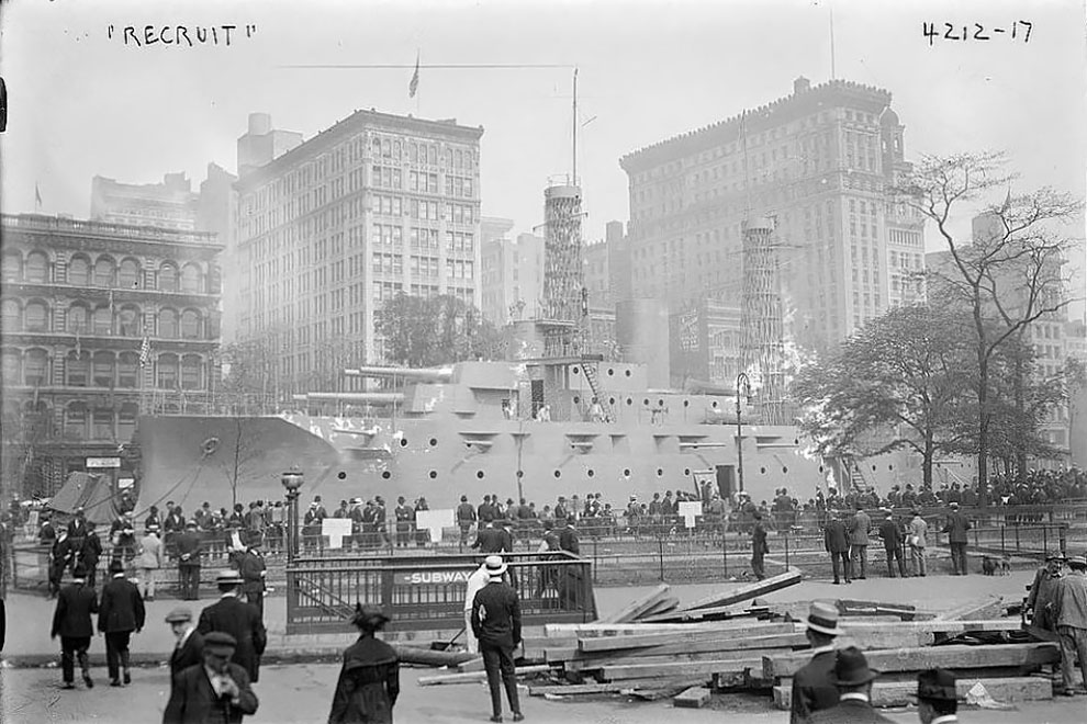 Исторические фотографии USS Recruit, линкора-дредноута, построенного на Юнион-сквер в 1917-1920 гг.