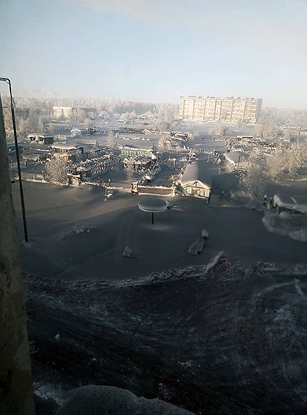 Из-за сильного загрязнения сажей, снег в российском регионе почернел