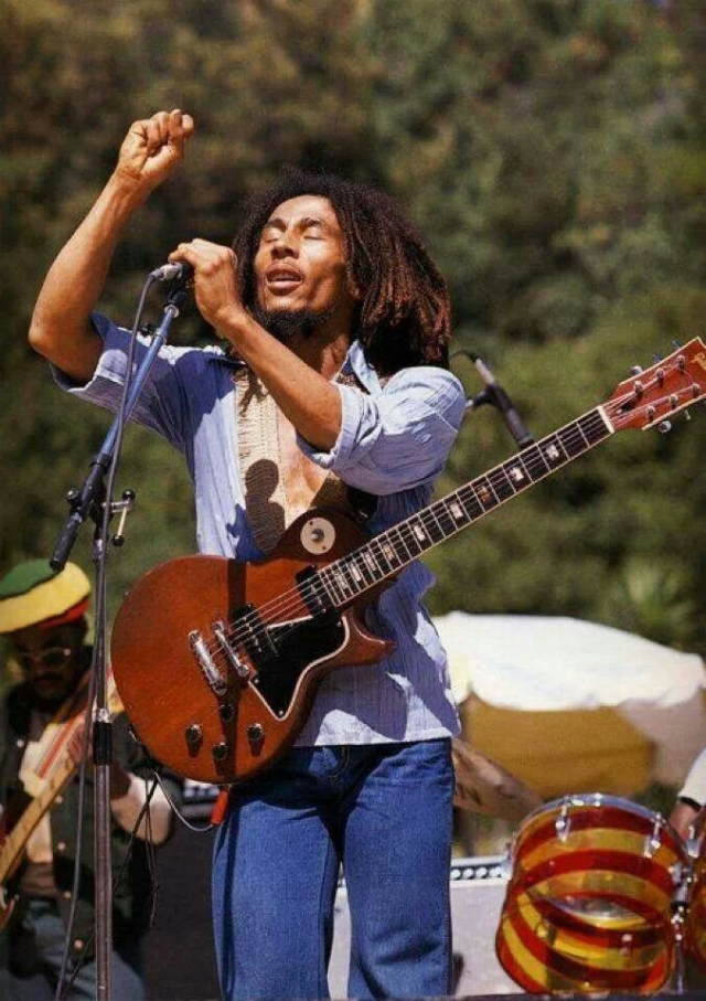 Боб Марли выступает в амфитеатре Санта-Барборы, 31 мая 1976 года во время Rastaman Vibration Tour