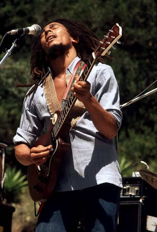 Боб Марли выступает в амфитеатре Санта-Барборы, 31 мая 1976 года во время Rastaman Vibration Tour