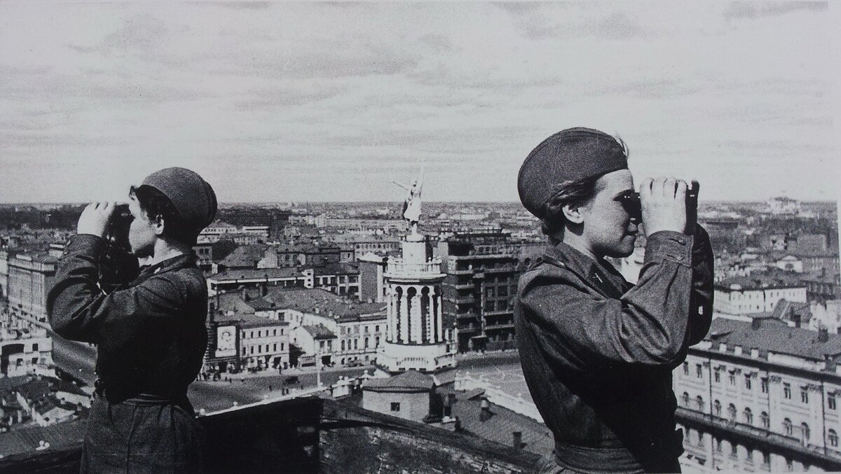 Женщины на крышах Ленинграда