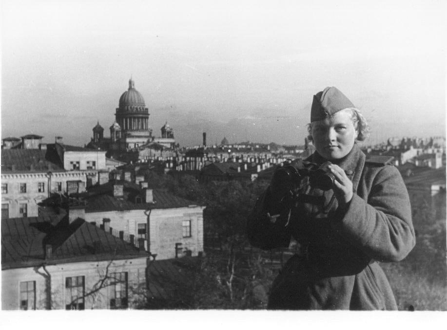 Женщины на крышах Ленинграда