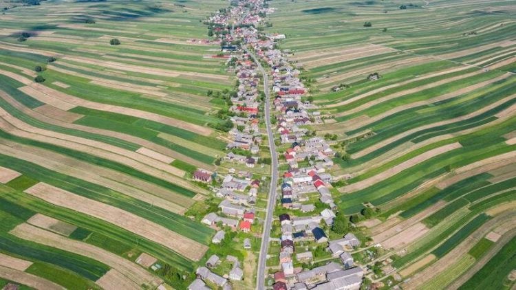Живописная польская деревня, где все 6.000 жителей живут на одной улице