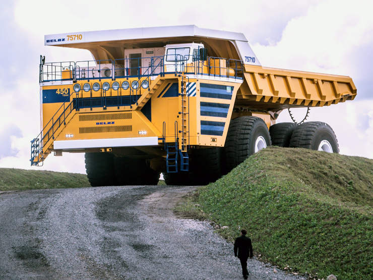 Самый большой грузовик в мире может перевозить груз весом более 500 тонн